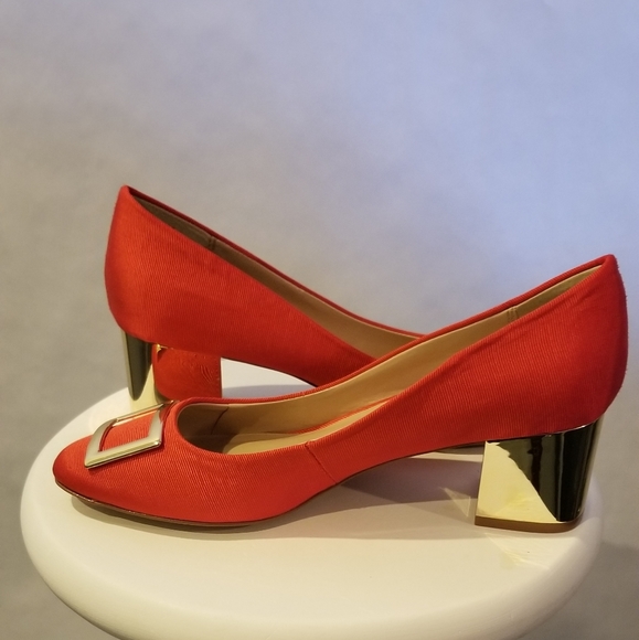 Red Fabric Low Heel Pumps - Picture 3 of 6